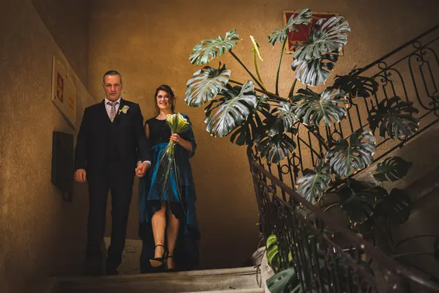 MARIAGE-AUDE-SOPHIE-BACHERE-PHOTOS-103 Descente d'escalier des mariés après la cérémonie civile à la mairie