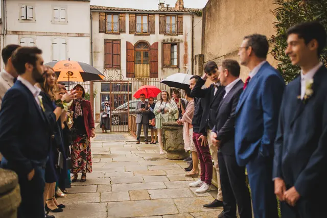 MARIAGE-AUDE-SOPHIE-BACHERE-PHOTOS-104 Sortie de la mairie, une haie d'honneur par les proches pour accueillir