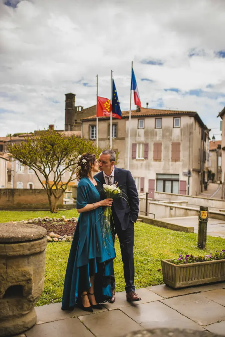 MARIAGE-AUDE-SOPHIE-BACHERE-PHOTOS-24 Les futurs mariés devant la mairie qui s'embrasse