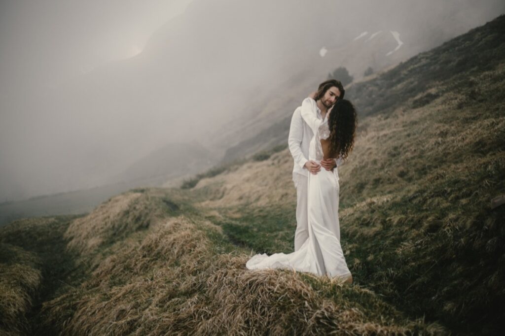 Elopement, fugue amoureuse d'un jeune couple dans les Pyrénées après avoir prononcé leurs vœux.