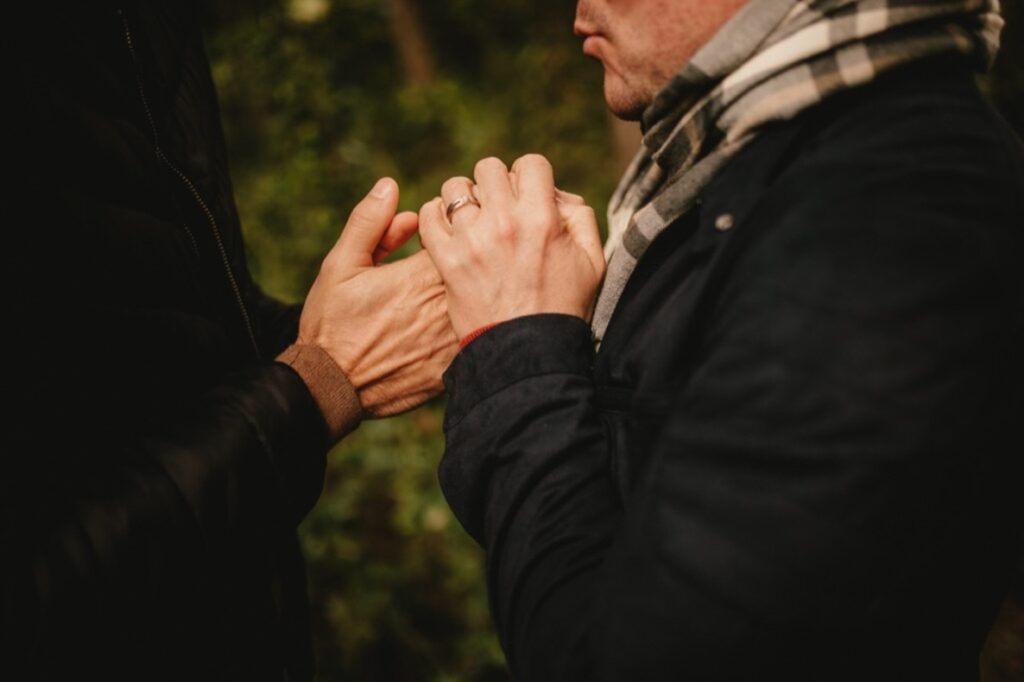 Séance couple d'homme dans la nature audoise, les deux hommes se tiennent les mains