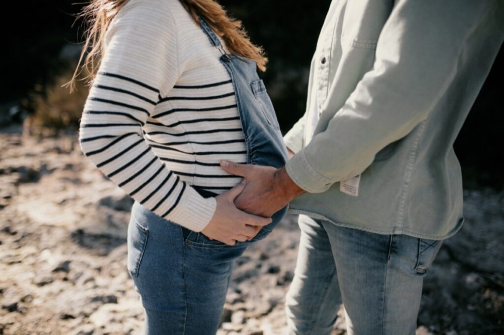 Séance couple grossesse au bord de l'eau à Montpellier