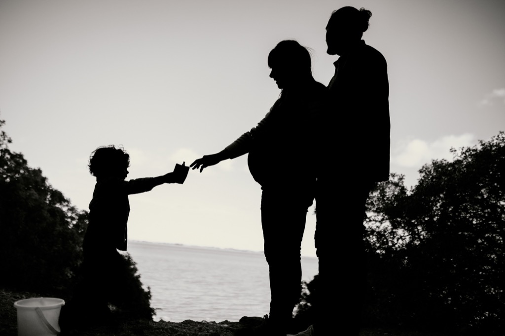 Photo de famille en noir et blanc et en contre-jour