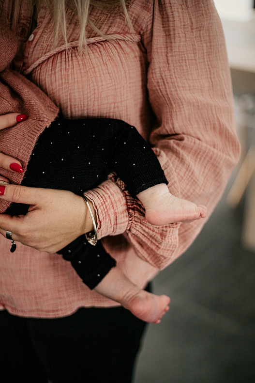 Photo prise par @sophiebacherephotos. Séance photo réalisait à la maison pour une immortaliser des moment en famille avec bébé.