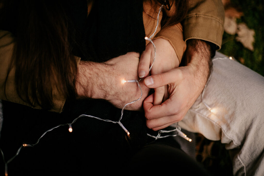 photo prise par @sophiebacherephotos. Séance couple au coeur de la montagne noire dans l'Aude. La photo montre les mains du couple entrelacées.