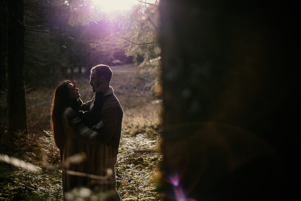 photo prise par @sophiebacherephotos. Séance couple au coeur de la montagne noire dans l'Aude. La photo montre le couple en contre jour, tel des ombres chinoise dans la forêt.