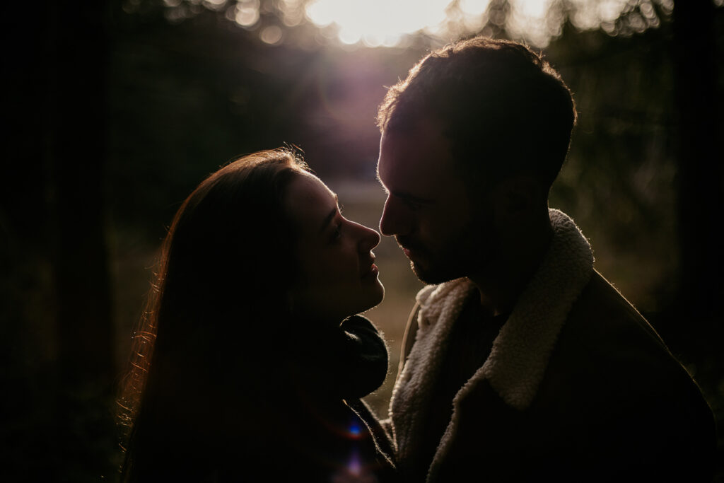 photo prise par @sophiebacherephotos. Séance couple au coeur de la montagne noire dans l'Aude. La photo montre le couple en contre jour, tel des ombres chinoise dans la forêt.