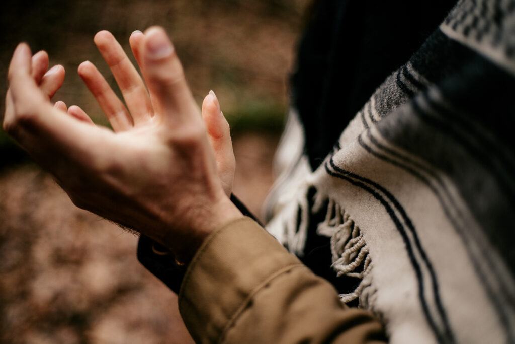 Photo prise par @sophiebacherephotos. Séance photo de couple au coeur de la montagne noire dans la forêt. La photo montre les mains du couple qui se cherchent.