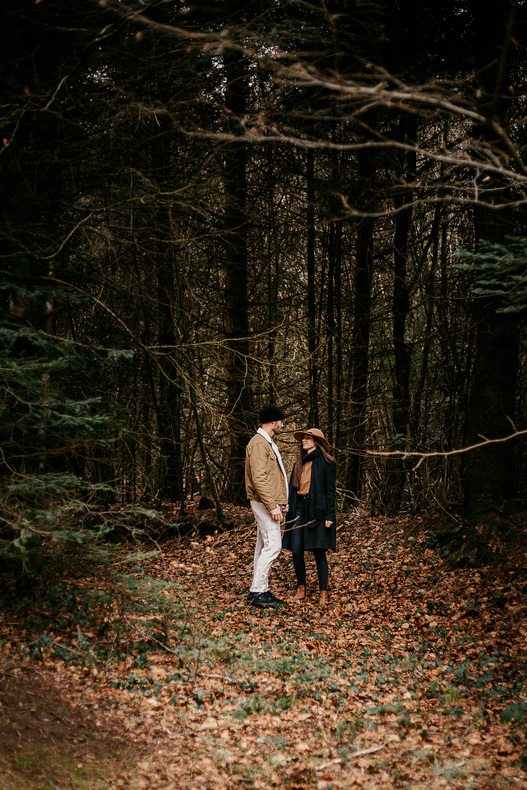 photo prise par @sophiebacherephotos. Séance couple au coeur de la montagne noire dans l'Aude. La photo montre le couple en tout petit dans l'immensité de la forêt, la lumière est juste sur le couple.