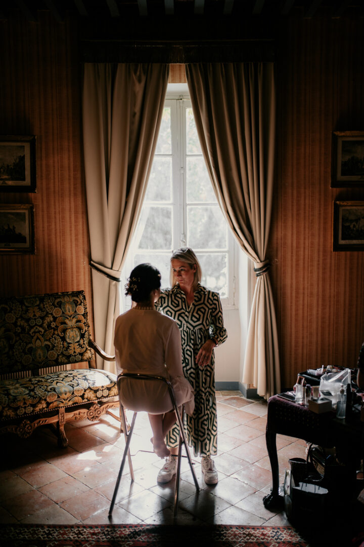 Photo prise par @sophiebacherephotos. Préparatif de la mariée dans une des chambres du Château La Commanderie