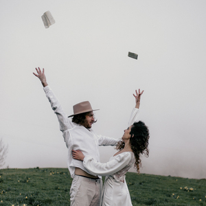 Photo prise par @sophiebacherephotos, les mariés jettent leurs feuilles de voeux en l'air