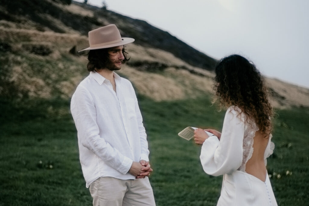 Photo prise par @sophiebacherephotos, la mariée lit ses voeux pour son mari lors de la cérémonie au coeur des Pyrénées