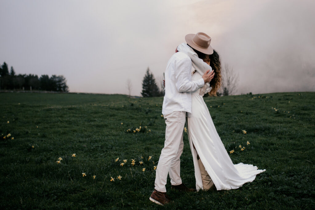 Photo prise par @sophiebacherephotos. Photo du couple des mariés qui s'embrasse au coeur des Pyrénées pour leur Elopement.