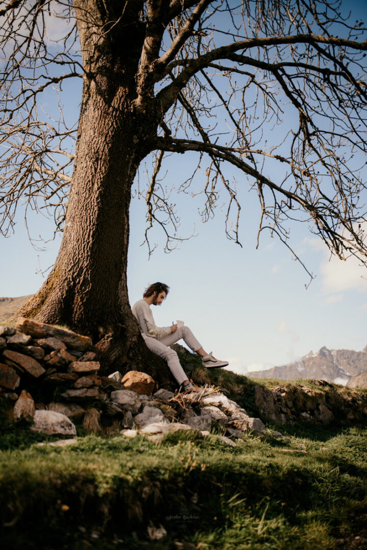 Photo prise par @sophiebacherephotos, le futur marié écrit ses voeux contre un arbre