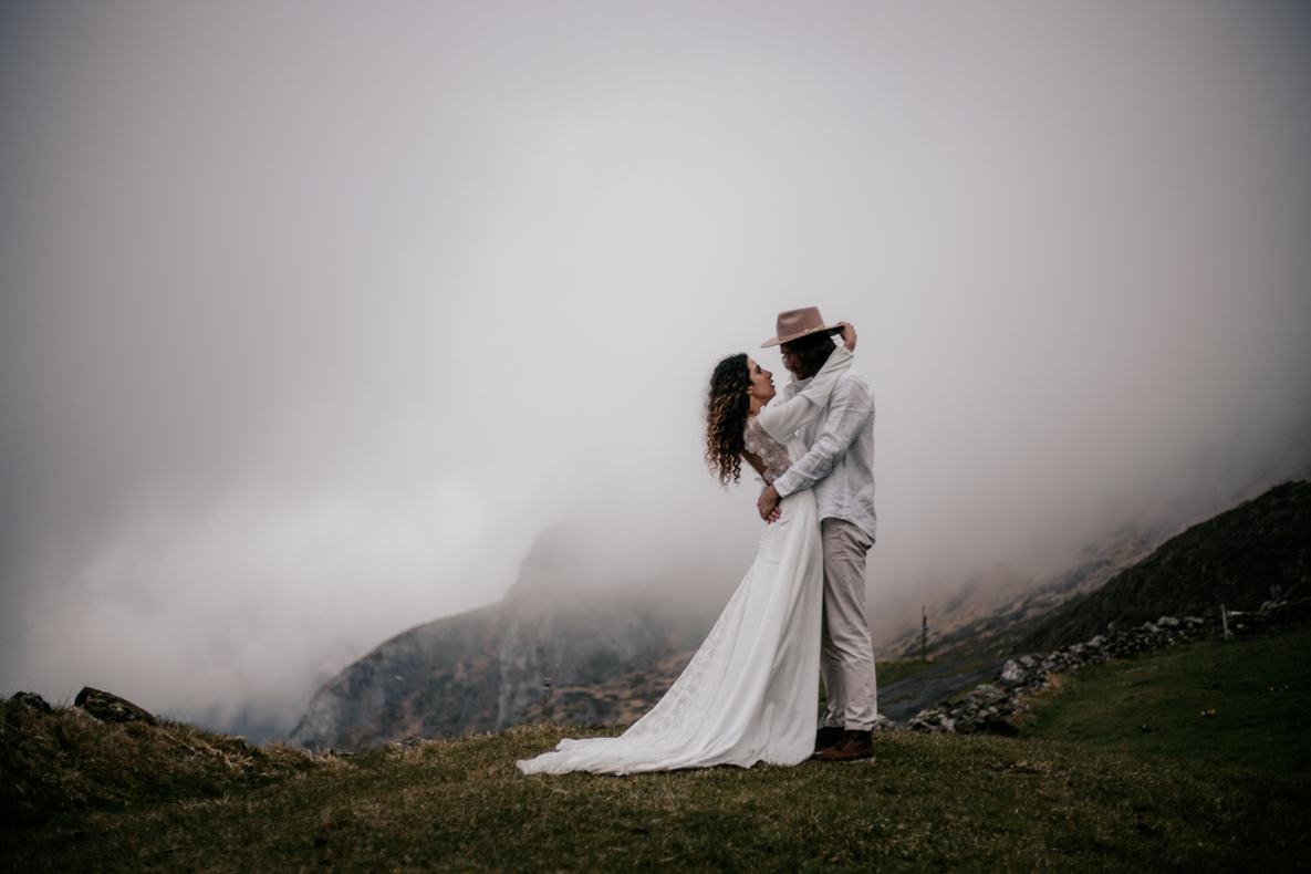 Photo prise par @sophiebacherephotos. Jeunes mariés dans le brouillard de le montagne, le couple s'enlace