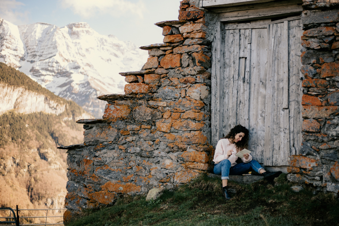 Photo prise par @sophiebacherephotos, la future mariée écrit ses voeux contre une bergerie de montagne