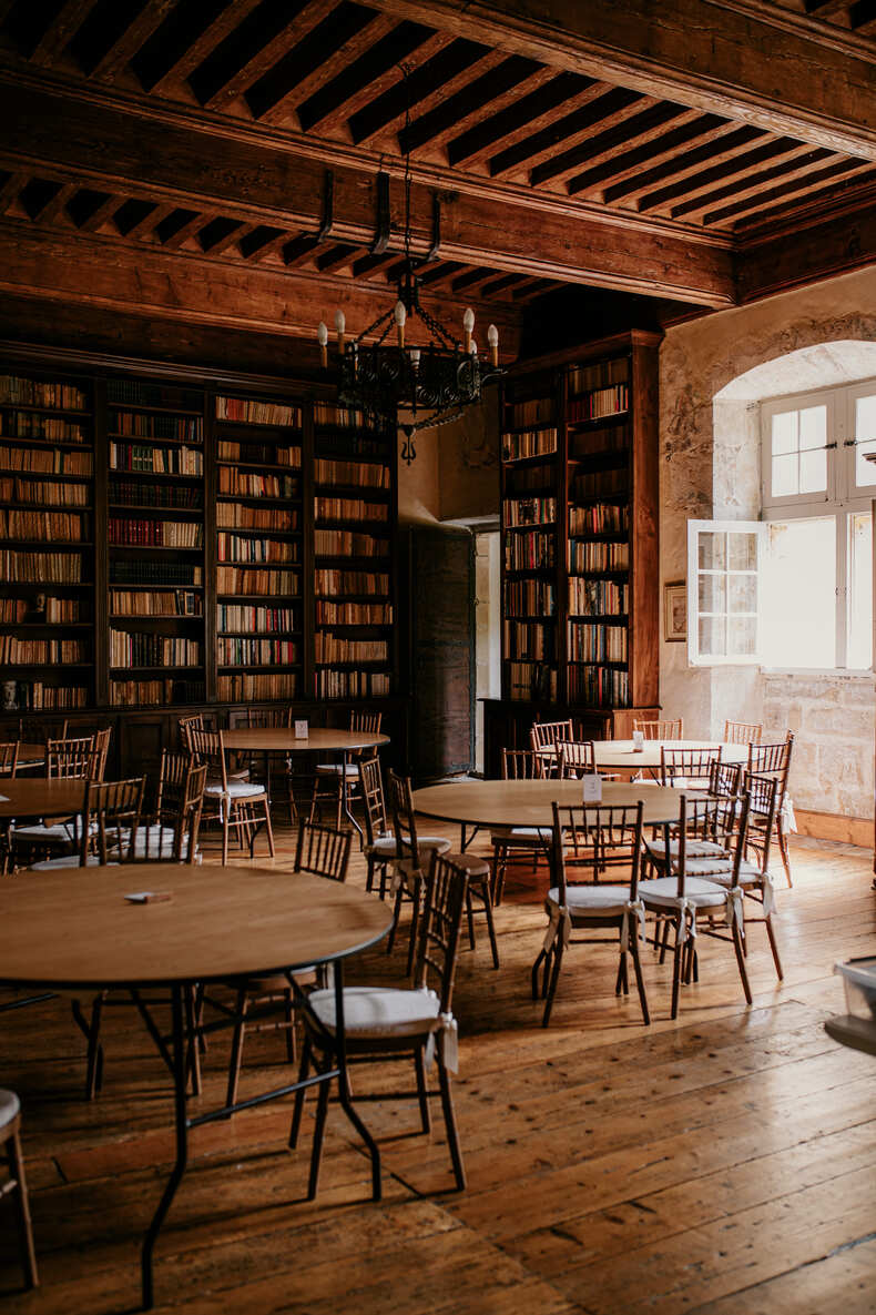 Photo prise par @sophiebacherephotos. La photo montre la bibliothèque du Château de la Commanderie à Plaigne dans l'Aude