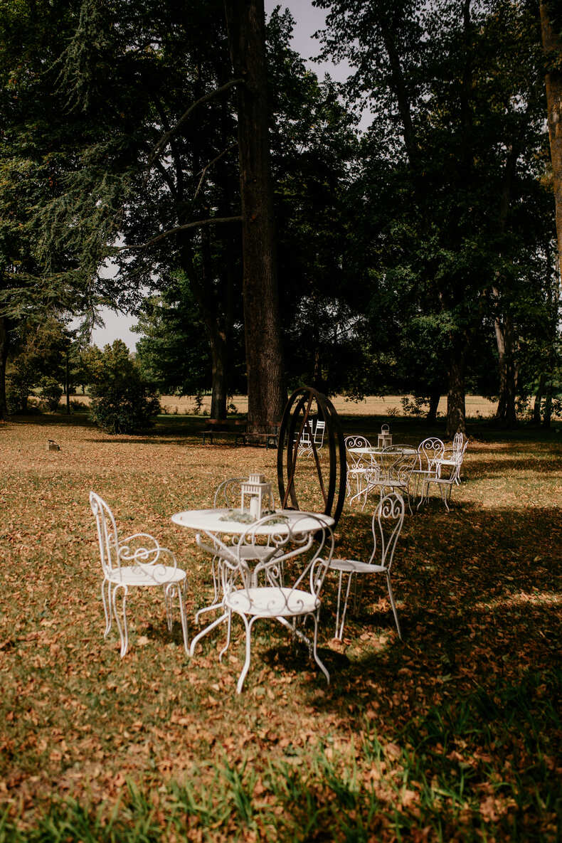 Photo prise par @sophiebacherephotos. La photo montre le jardin du Château de la Commanderie à Plaigne dans l'Aude