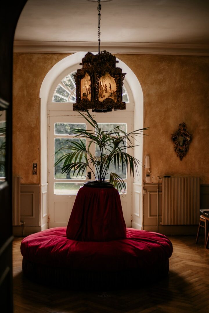 Photo prise par @sophiebacherephotos. La photo montre le hall d'entrée du Château La Commanderie à Plaigne dans l'Aude