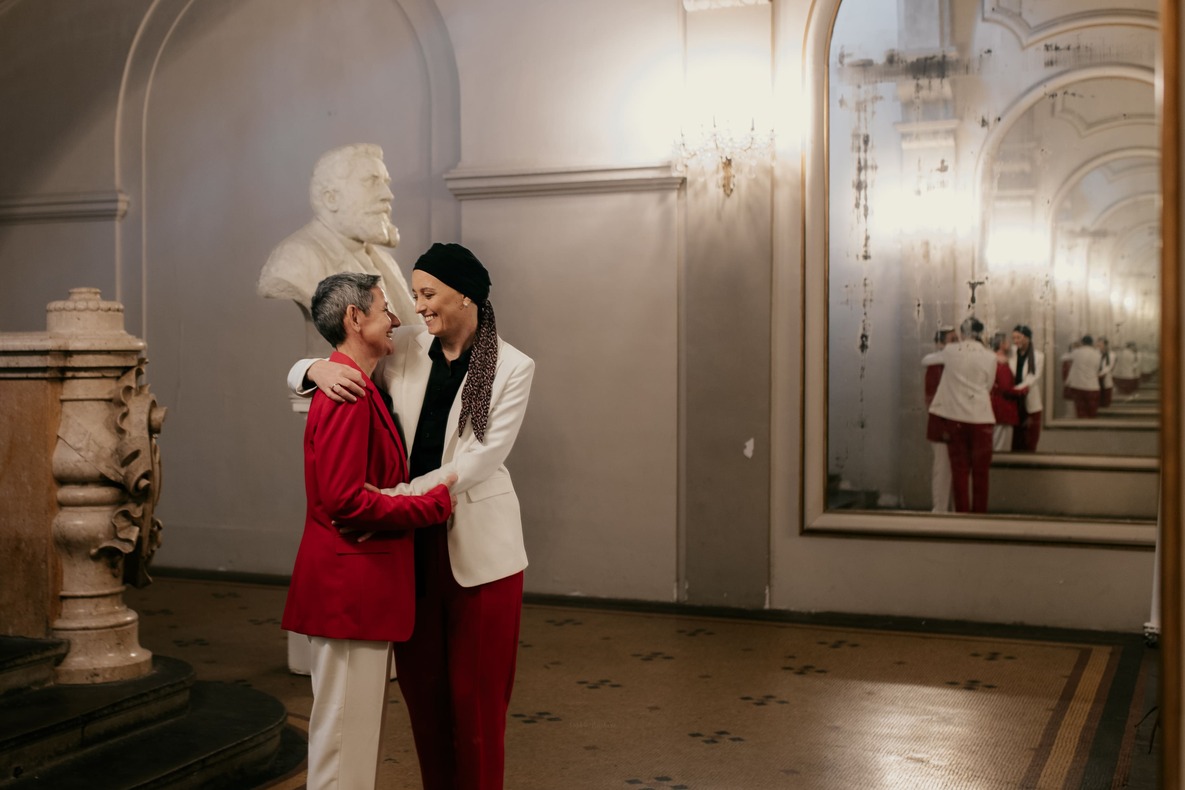 Photo prise par @sophiebacherephotos. La photo montre le couple des mariées à la sortie de la mairie de Toulouse