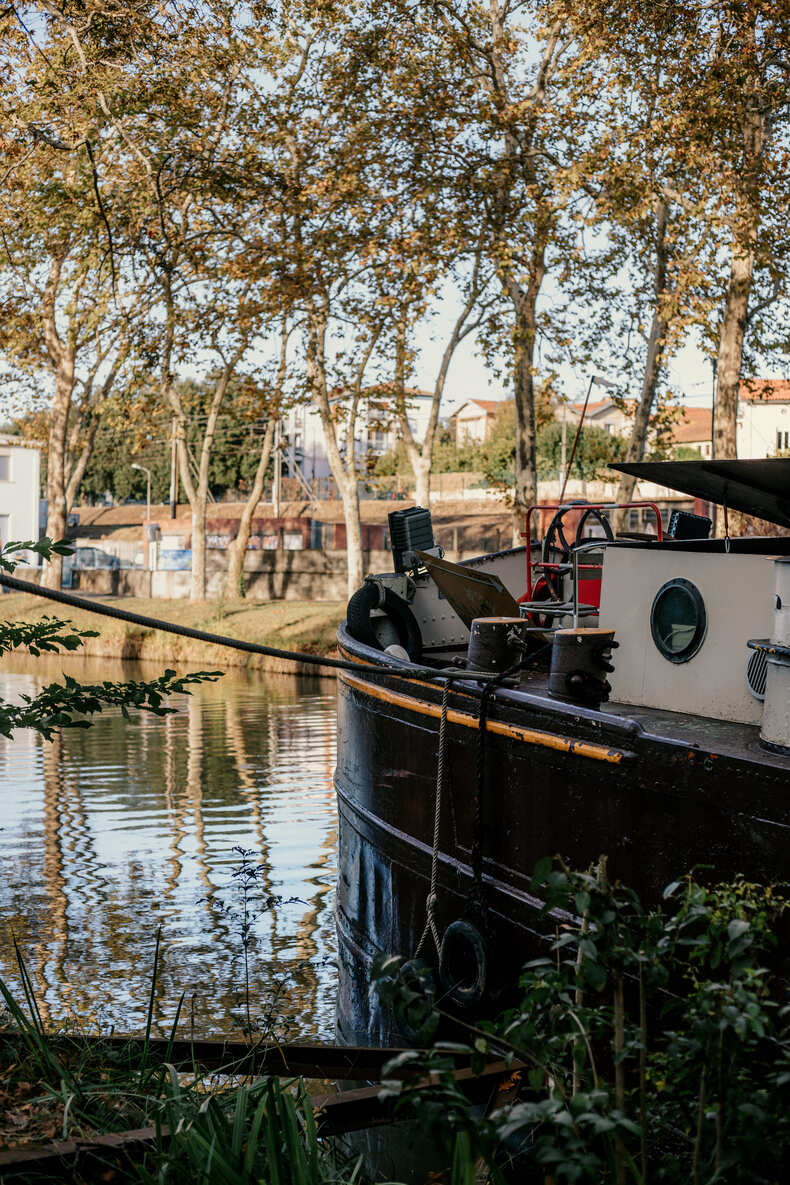 Photo prise par @sophiebacherephotos. La photo montre la péniche SAMSARA sur le Canal de Midi à Toulouse