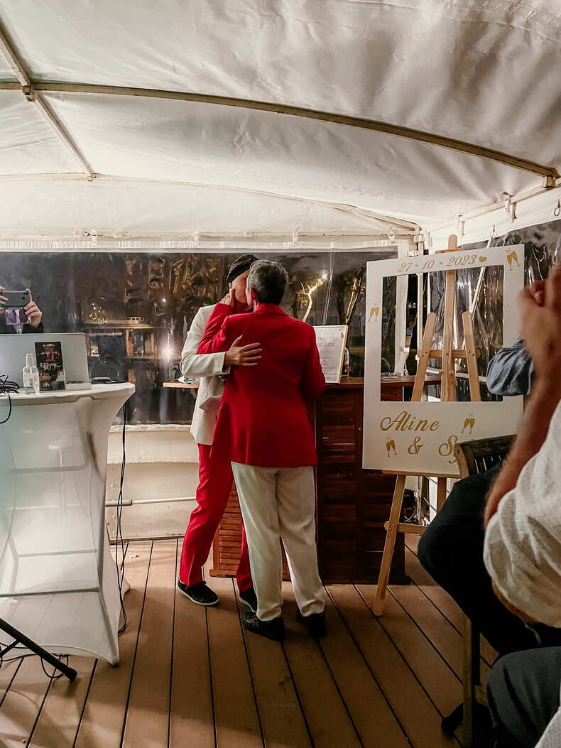 Photo prise par @sophiebacherephotos. La photo montre les jeunes mariées dansant en soirée dans la Péniche SAMSARA sur le Canal du Midi.