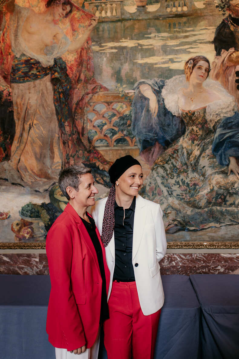 Photo prise par @sophiebacherephotos. La photo montre le couple de futures mariées attendre dans la Mairie de Toulouse en Occitanie.