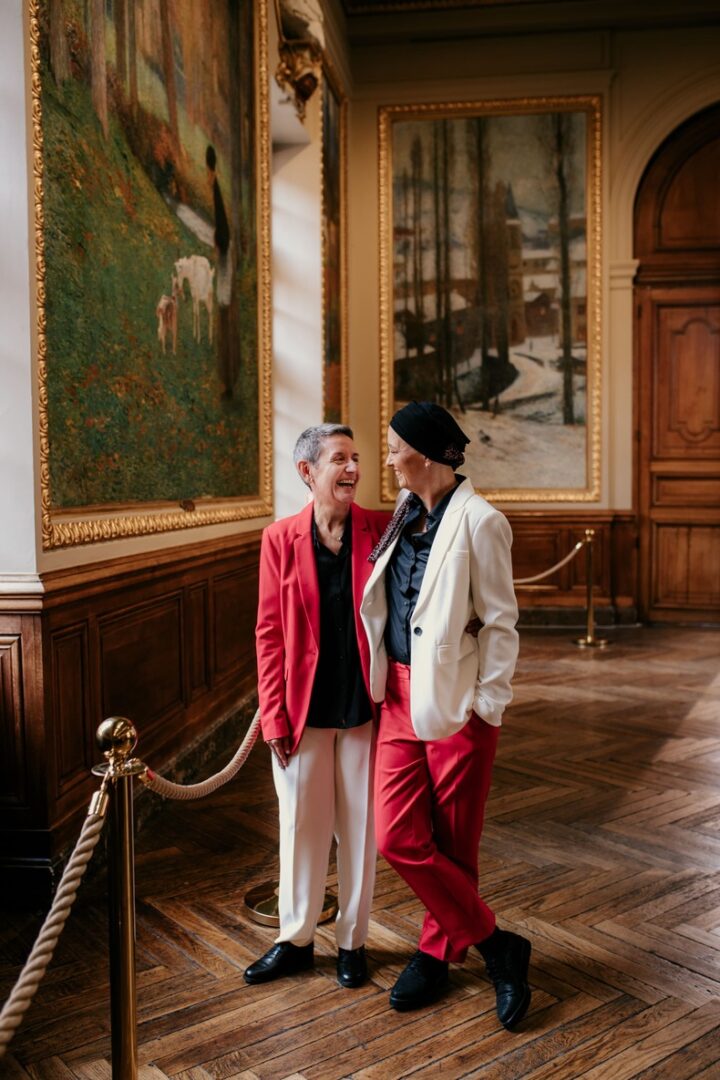 Photo prise par @sophiebacherephotos. La photo montre le couple de futures mariées attendre dans la Mairie de Toulouse en Occitanie.