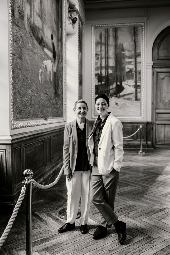 Photo prise par @sophiebacherephotos. La photo montre le couple de futures mariées attendre dans la Mairie de Toulouse en Occitanie.