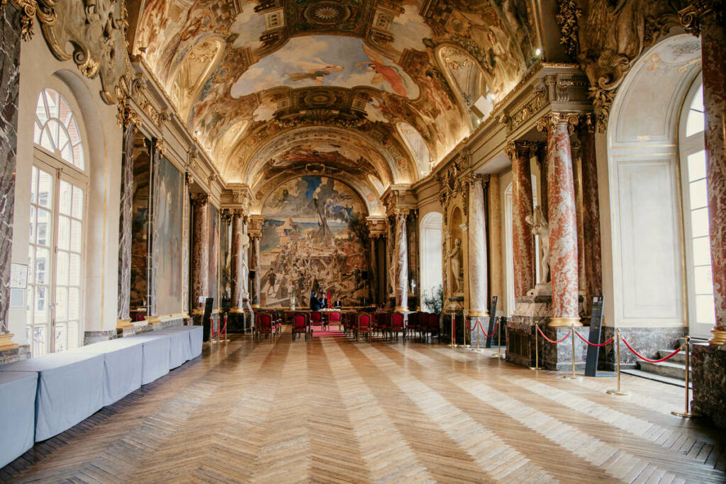 Photo prise par @sophiebacherephotos. La photo montre la salle des illustres de la mairie de Toulouse en Occitanie