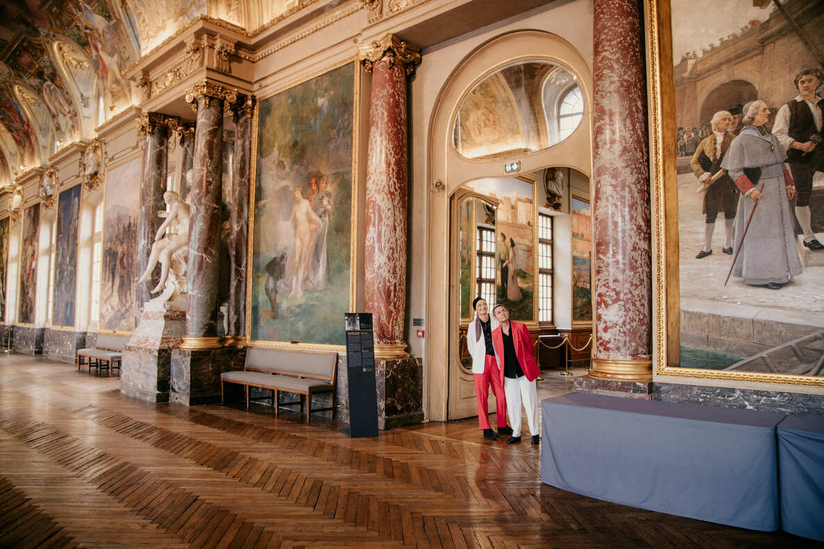 Photo prise par @sophiebacherephotos. La photo montre le couple de futures mariées dans la Mairie de Toulouse en Occitanie.