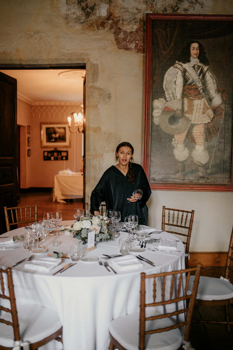 Photo prise par @sophiebacherephotos. Salle à manger bibliothèque du Château La Commanderie