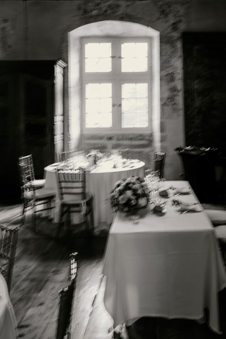 Photo prise par @sophiebacherephotos. Salle à manger bibliothèque du Château La Commanderie