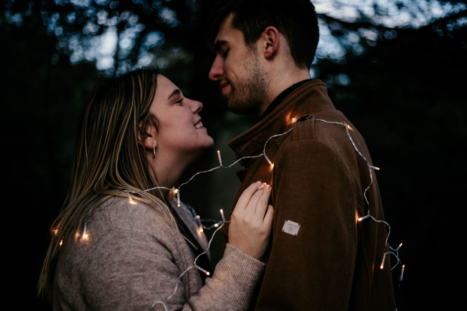 Séance couple par @sophiebacherephotos. La séance photo de couple sur les hauteurs de la clappe près de Narbonne Plage. La photo montre le couple en fin de journée habillé de petites leds. 