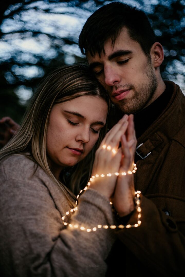 Séance couple par @sophiebacherephotos. La séance photo de couple sur les hauteurs de la clappe près de Narbonne Plage. La photo montre le couple en fin de journée habillé de petites leds.