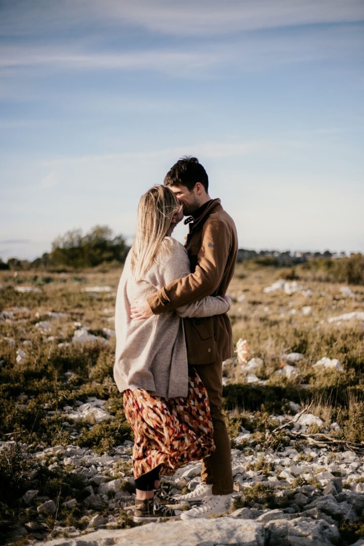 Séance couple par @sophiebacherephotos. La séance photo de couple sur les hauteurs de la clappe près de Narbonne Plage. La photo montre le couple s'embrassant.