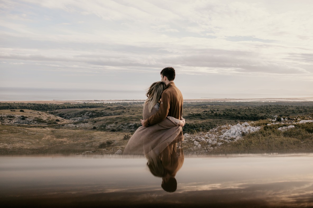 Séance couple par @sophiebacherephotos. La séance photo de couple sur les hauteurs de la clappe près de Narbonne Plage. La photo montre le couple s'enlaçant