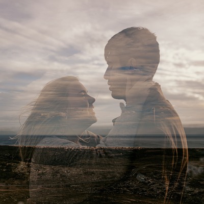 Séance couple par @sophiebacherephotos. La séance photo de couple sur les hauteurs de la clappe près de Narbonne Plage dans l'Aude en Occitanie, France