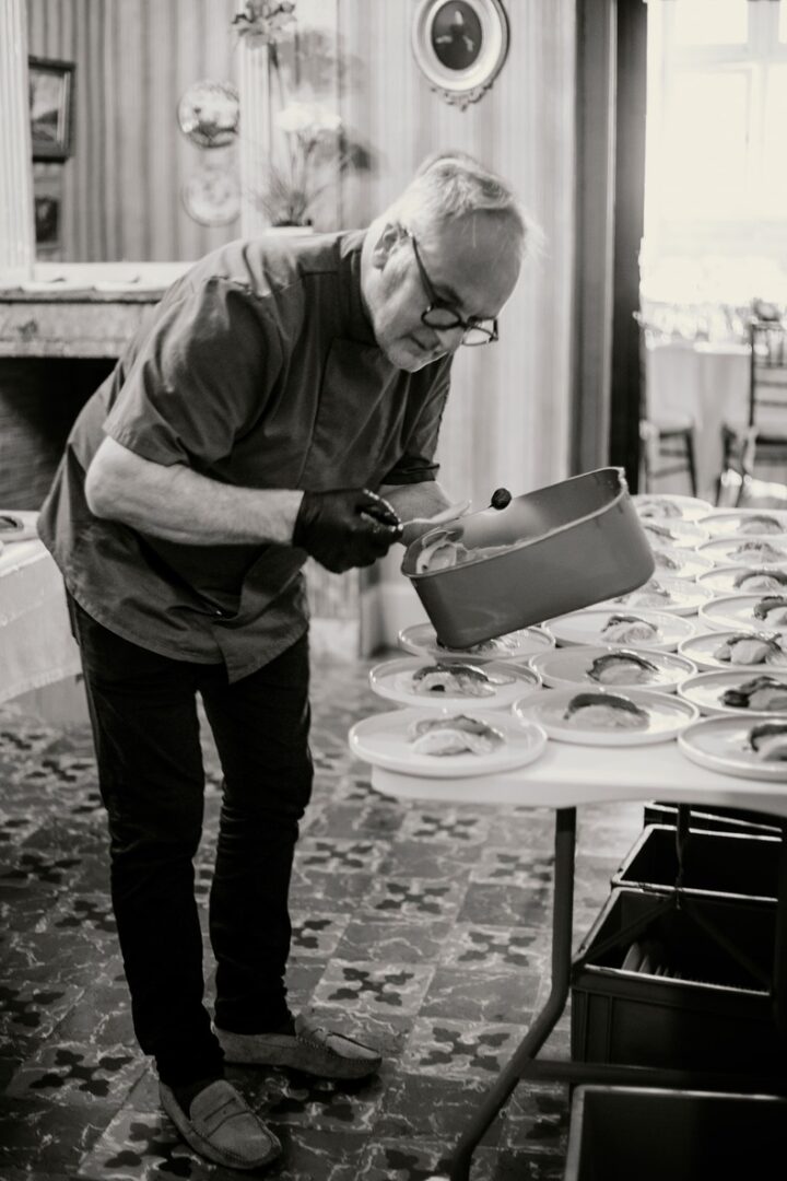 Photo prise par @sophiebacherephotos. Traiteur l'Atelier des Saveurs préparant les entrées pour le repas de mariage