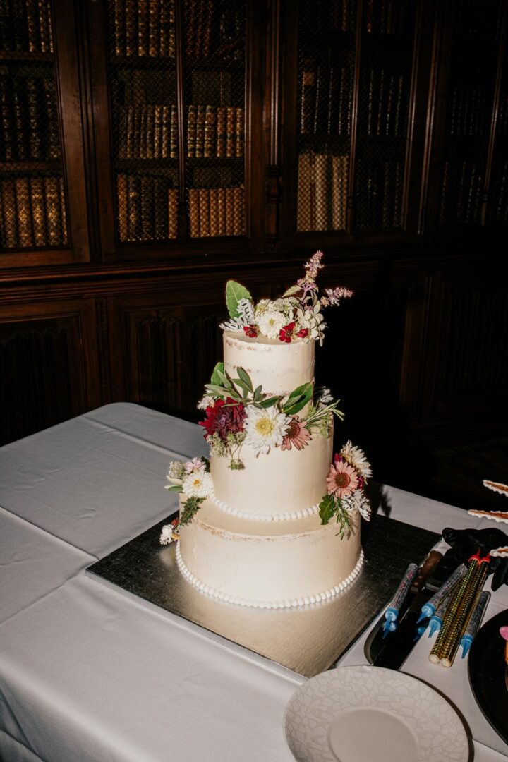 Photo prise par @sophiebacherephotos. Wedding Cake par Madi's Cake @madiscakes30