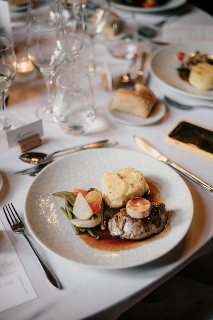 Photo prise par @sophiebacherephotos. La photo montre une assiette réalisée par le traiteur de l'Atelier des saveurs de l'Hôtel de la Cité de Carcassonne