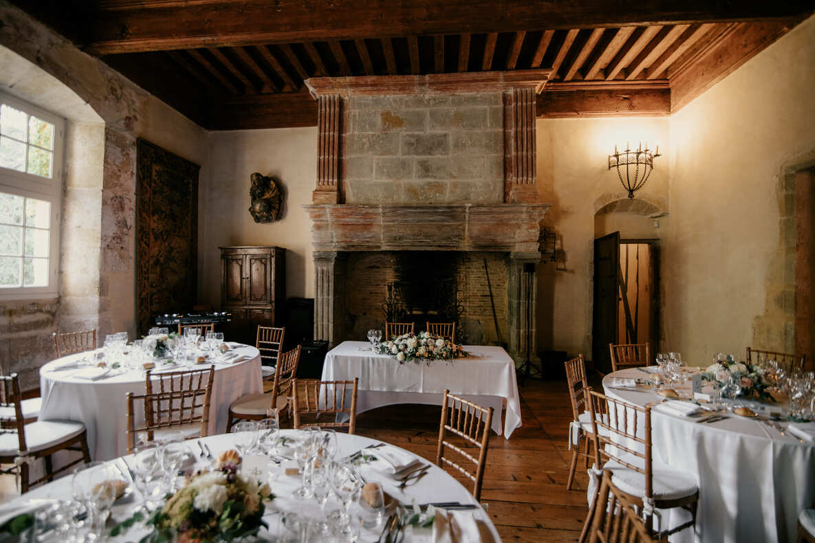 Photo prise par @sophiebacherephotos. Photo de la bibliothèque du Château La Commanderie transformée en salle à manger pour le diner d'un mariage