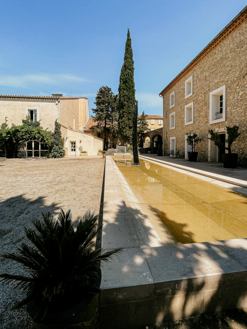 Photo prise par @sophiebacherephotos. Cours intérieur du Château l'Hospitalet à Narbonne