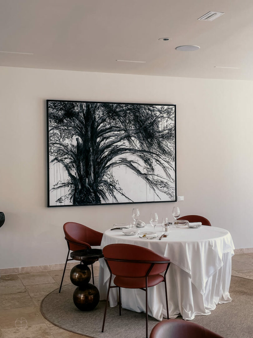 Photo prise par @sophiebacherephotos. Salle de réception du Château l'Hospitalet munie de grande baie vitrée donnant sur la cours intérieur