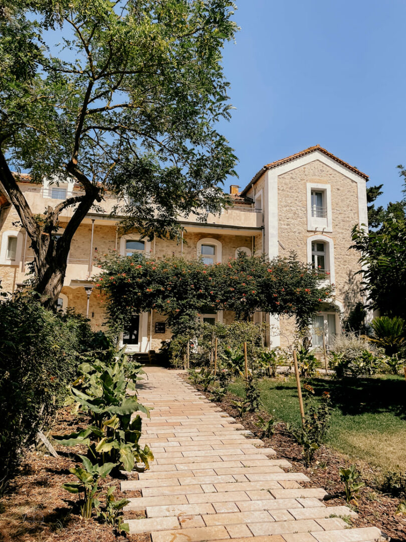 Photo prise par @sophiebacherephotos. Hôtel 5 étoiles du Château l'Hospitalet à Narbonne