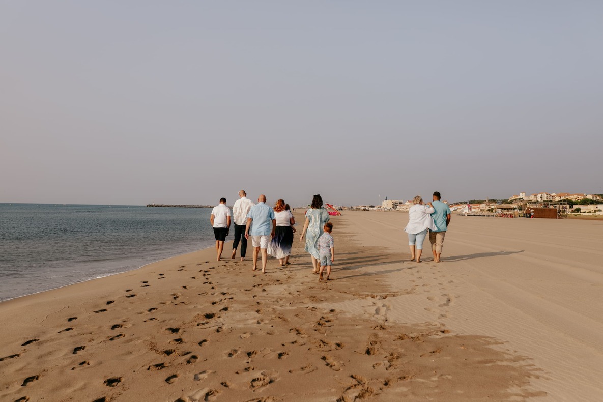 Photo prise par @sophiebacherephotos. Séance photo à domicile. La photo montre les parents et bébé en gros câlin. Maman tenant bébé dans ses bras alors que papa donne un bisous sur la tête de bébé.