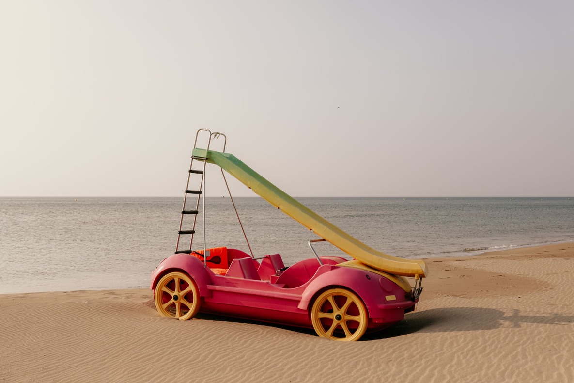 Photo prise par @sophiebacherephotos. La photo montre un couple au bord de l'eau sur la plage