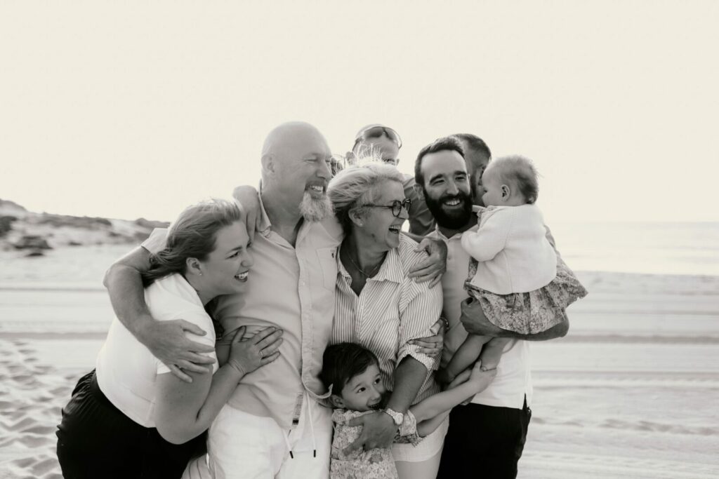 photo prise par @sophiebacherephotos. Séance photo de famille au bord de l'eau. La photo montre les grands-parents entouré de leurs enfants sur la plage de Saint Pierre La Mer.