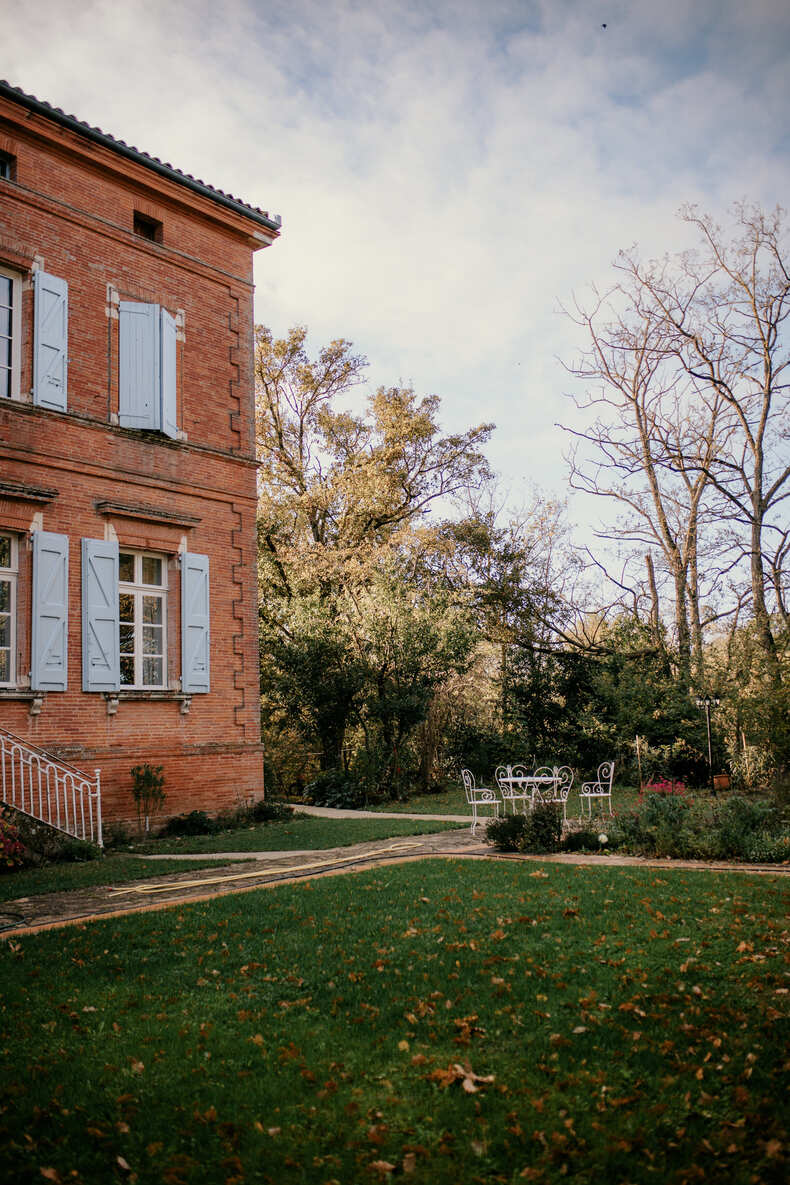 Photo prise par @sophiebacherephotos. La photo montre un façade du Château de Puydaniel en automne