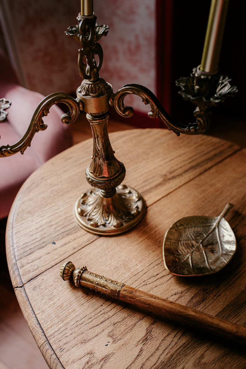 Photo prise par @sophiebacherephotos. La photo montre un chandelier et une canne du Château de Puydaniel